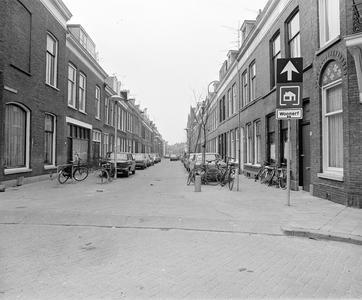 858909 Gezicht in de Adriaanstraat te Utrecht.